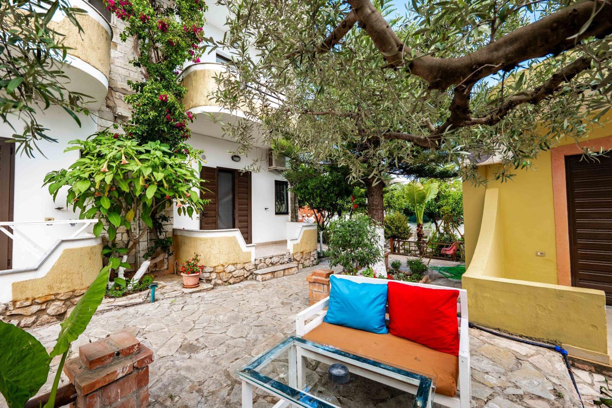 Flower Garden Apartment Ksamil
