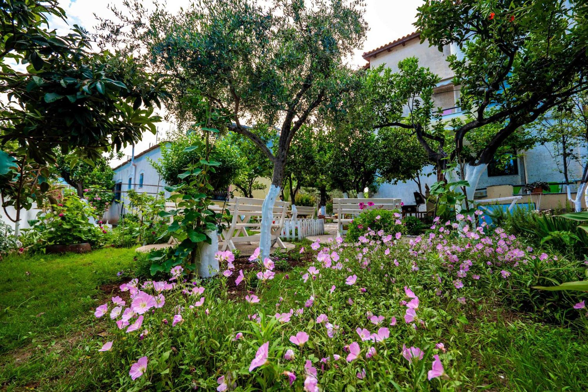 Flower Garden Apartment *