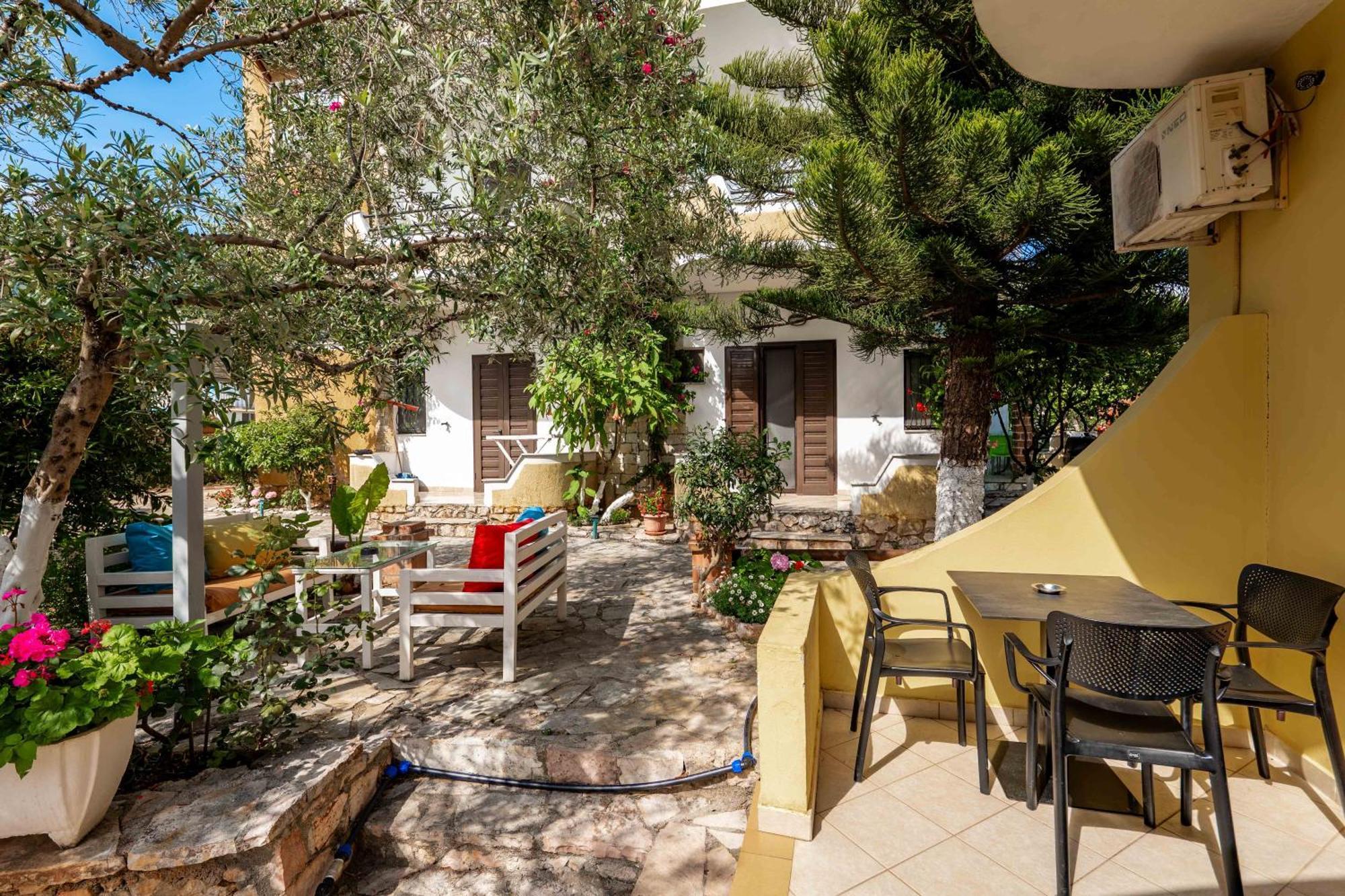 Flower Garden Apartment Ksamil