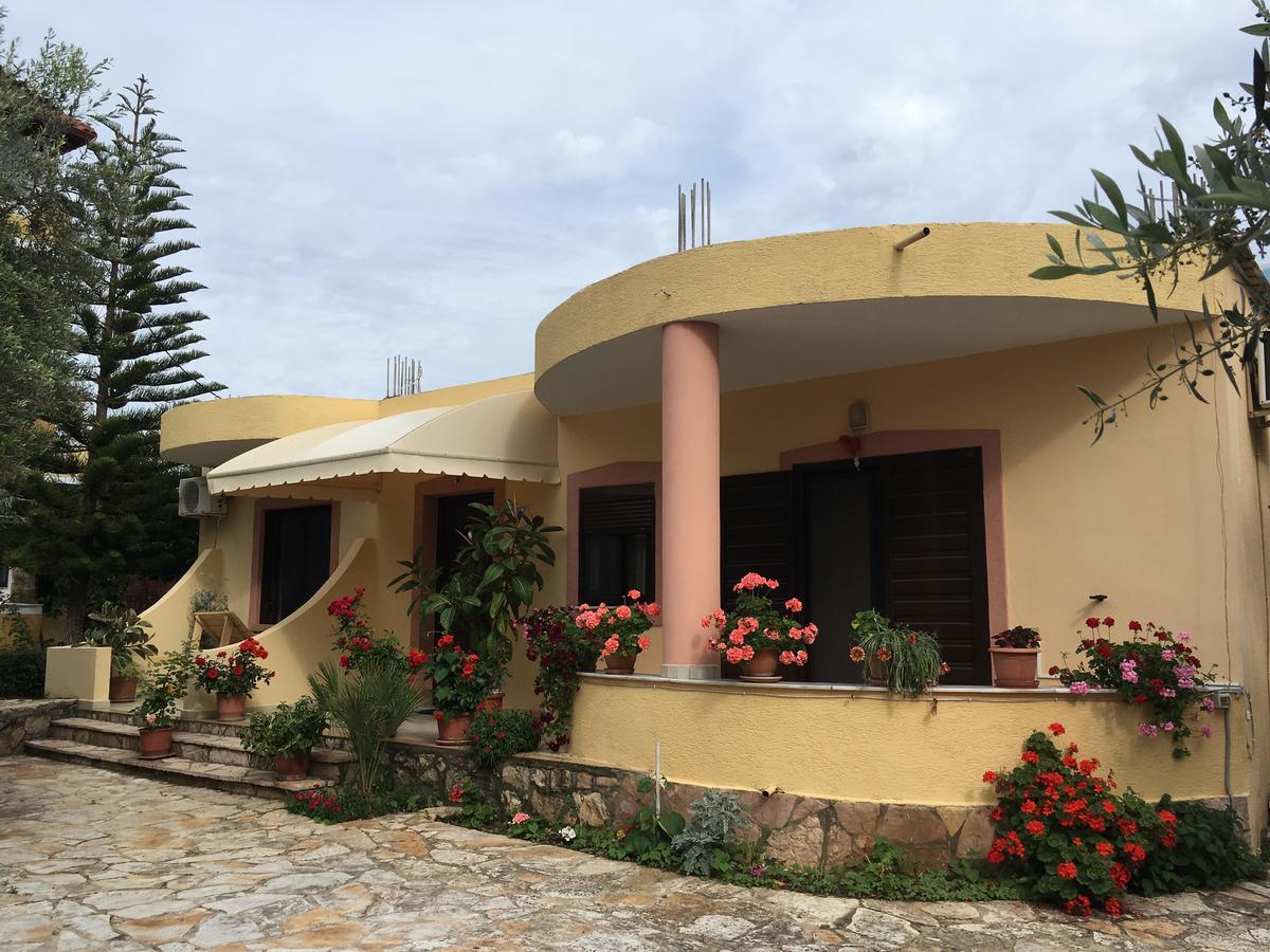 Flower Garden Apartment Ksamil